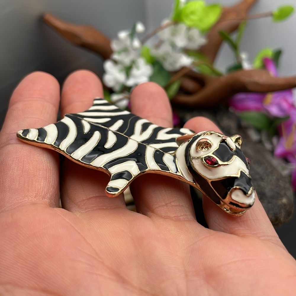 Kenneth Lane Zebra brooch vintage B17 🔥 - Picture 9 of 10